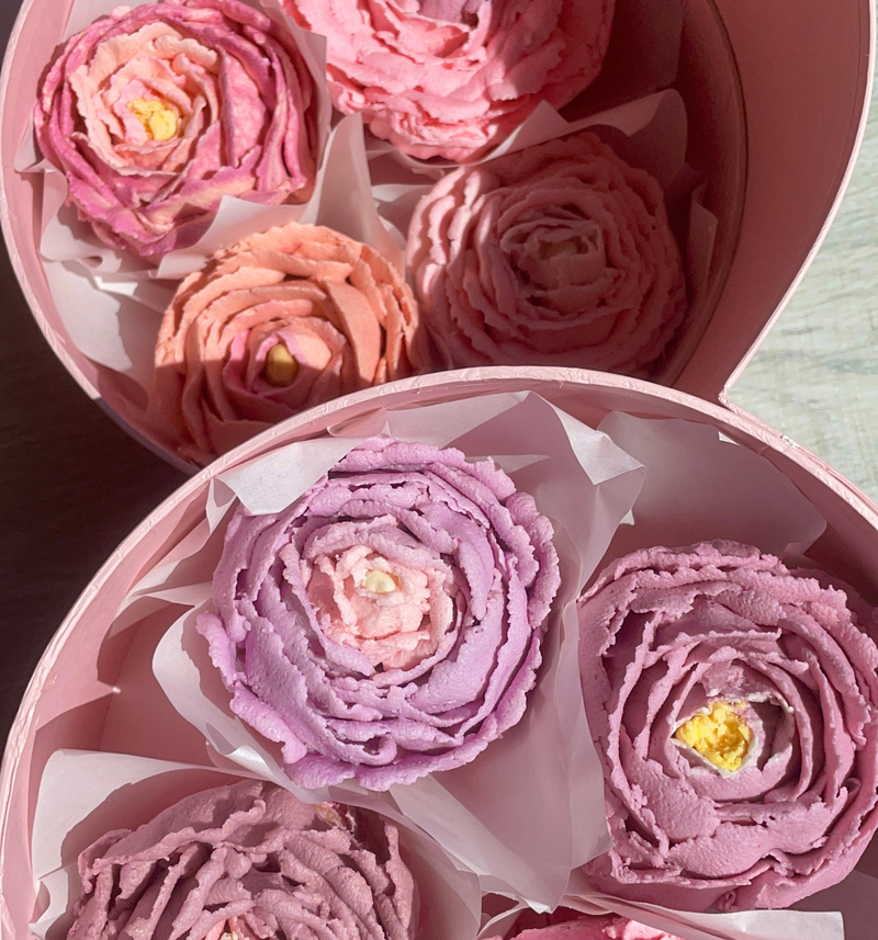 Rose cupcakes two tiers gift box that contains 8 pieces of cupcakes